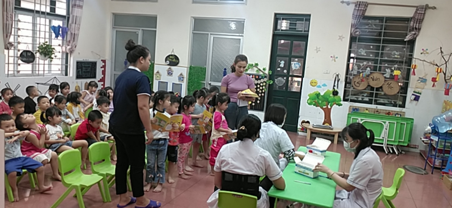 Khám sức cho bé trường MN Hòa Bình
